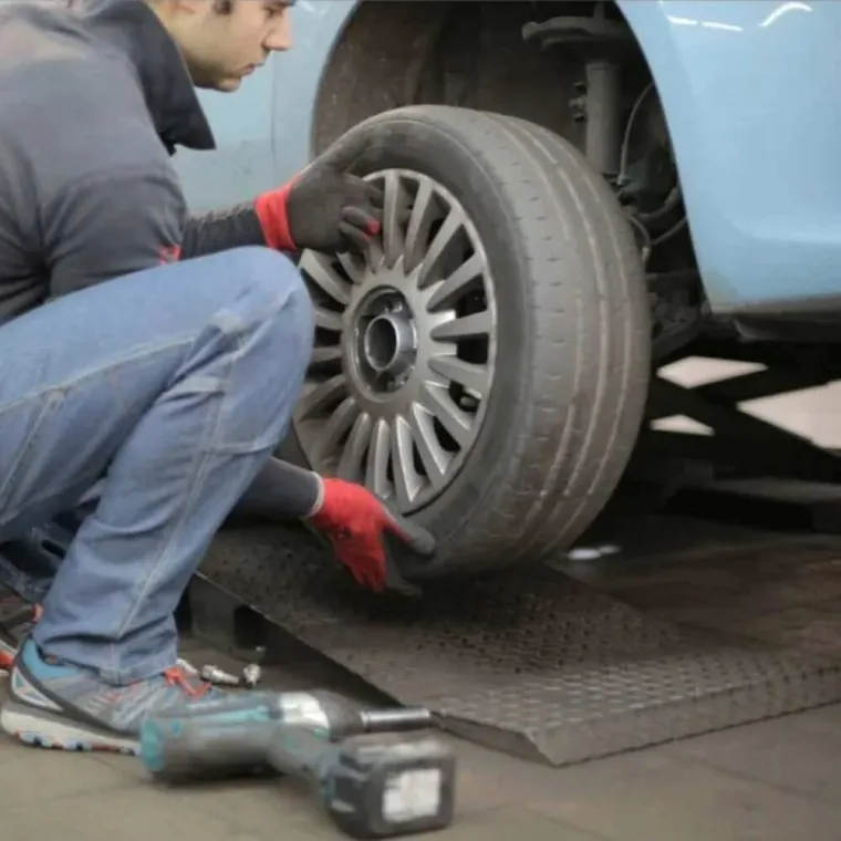 Changement de pneus été à hiver avec équilibrage à Vence, Vence, Carrosserie GP