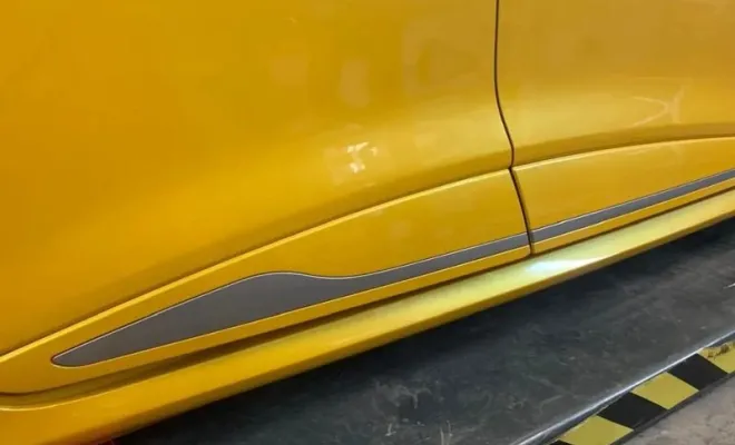 Personnalisation de peinture sur mesure d'une Clio IV Trophy à Vence, Vence, Carrosserie GP